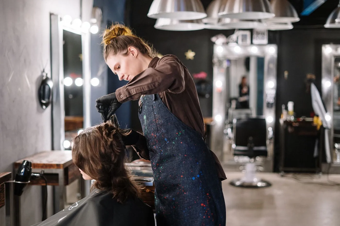 Friseurin bei der Arbeit im Salon