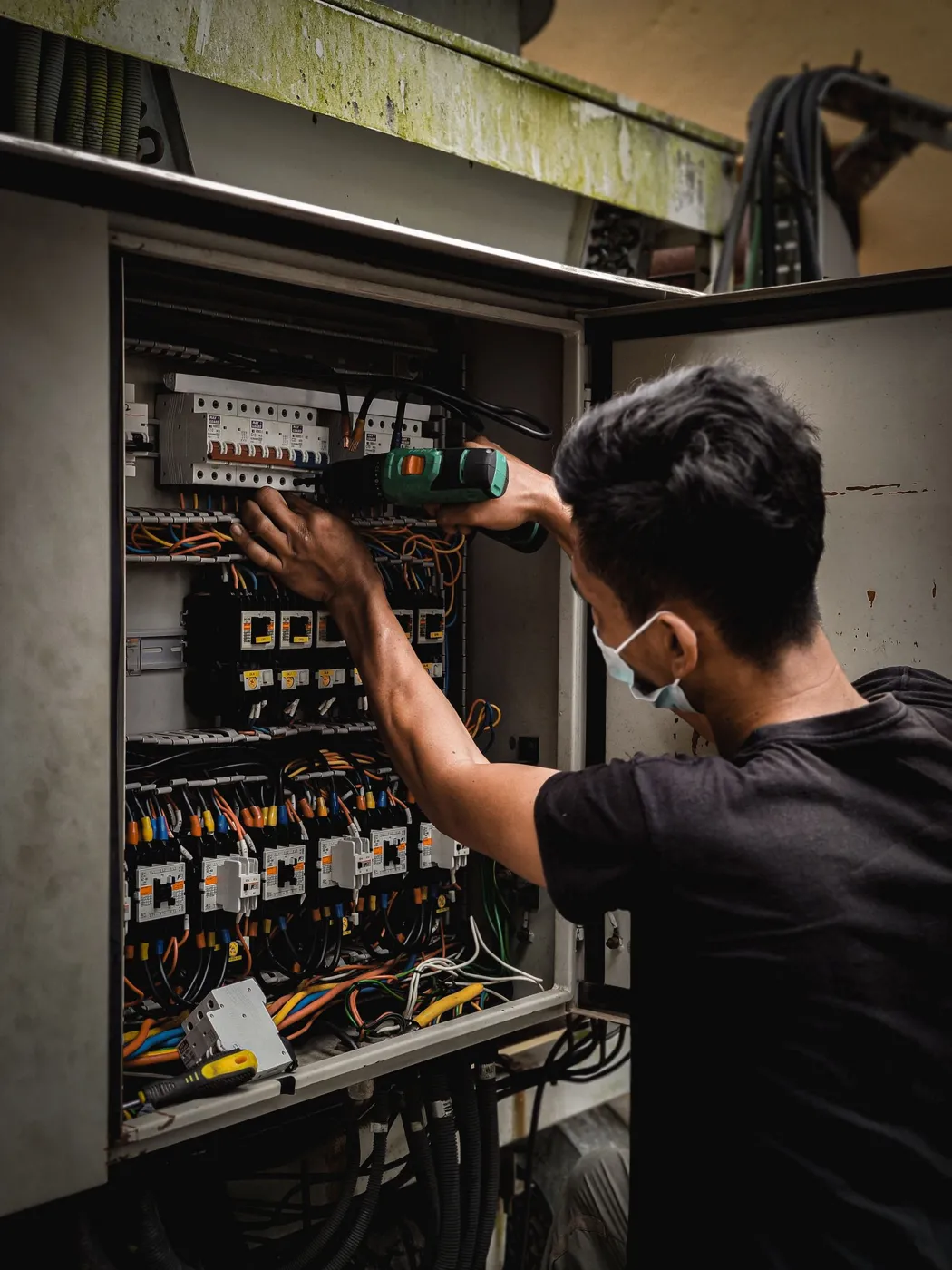 Elektriker arbeitet an einem Schaltschrank